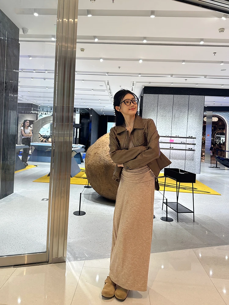 جاكيت جلد بني من YOKLASS، تصميم جديد 2025، طراز هونغ كونغ ريترو، مقاس صغير، مناسب للتنقل، قصة فضفاضة، أكمام طويلة