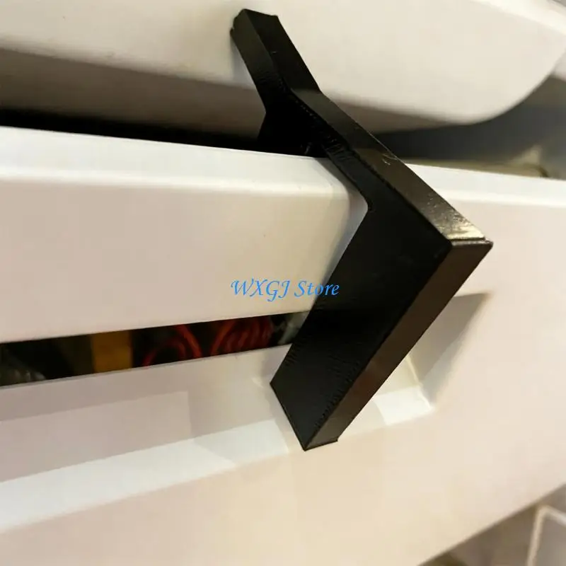 

37JE Надежный монтажный ограничитель дверцы для автодомов. Пластиковая конструкция морозильной камеры предотвращает скольжение и