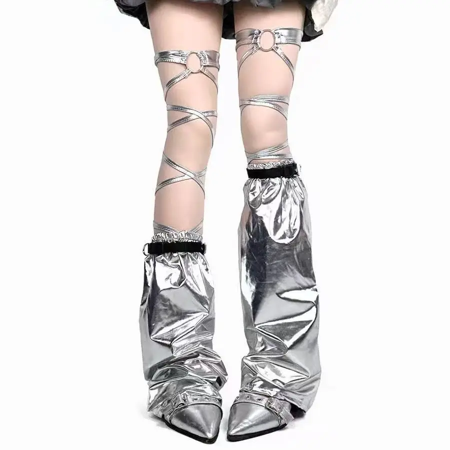 aquecedores-de-perna-prateados-estilo-y2k-para-mulheres-com-efeito-brilhante-feitos-de-pu-com-tiras-para-usar-com-botas-acessorios-de-moda-punk-e-streetwear