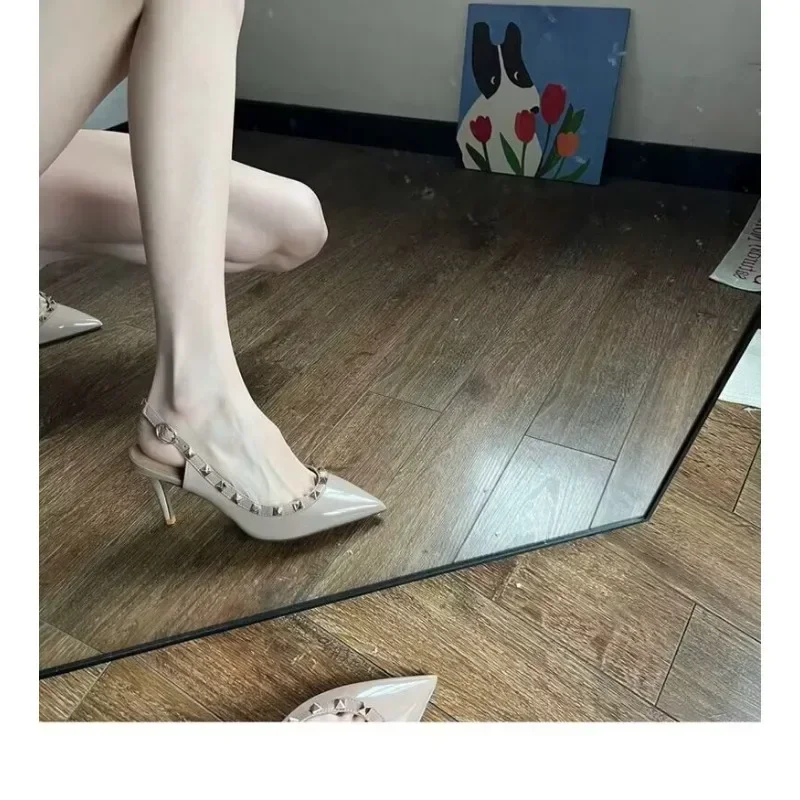 2025 女性の新しいパテントレザーポインテッドトゥ薄型ハイヒールサンダルブランドデザインファッションウェディングパーティーバックルハイヒール