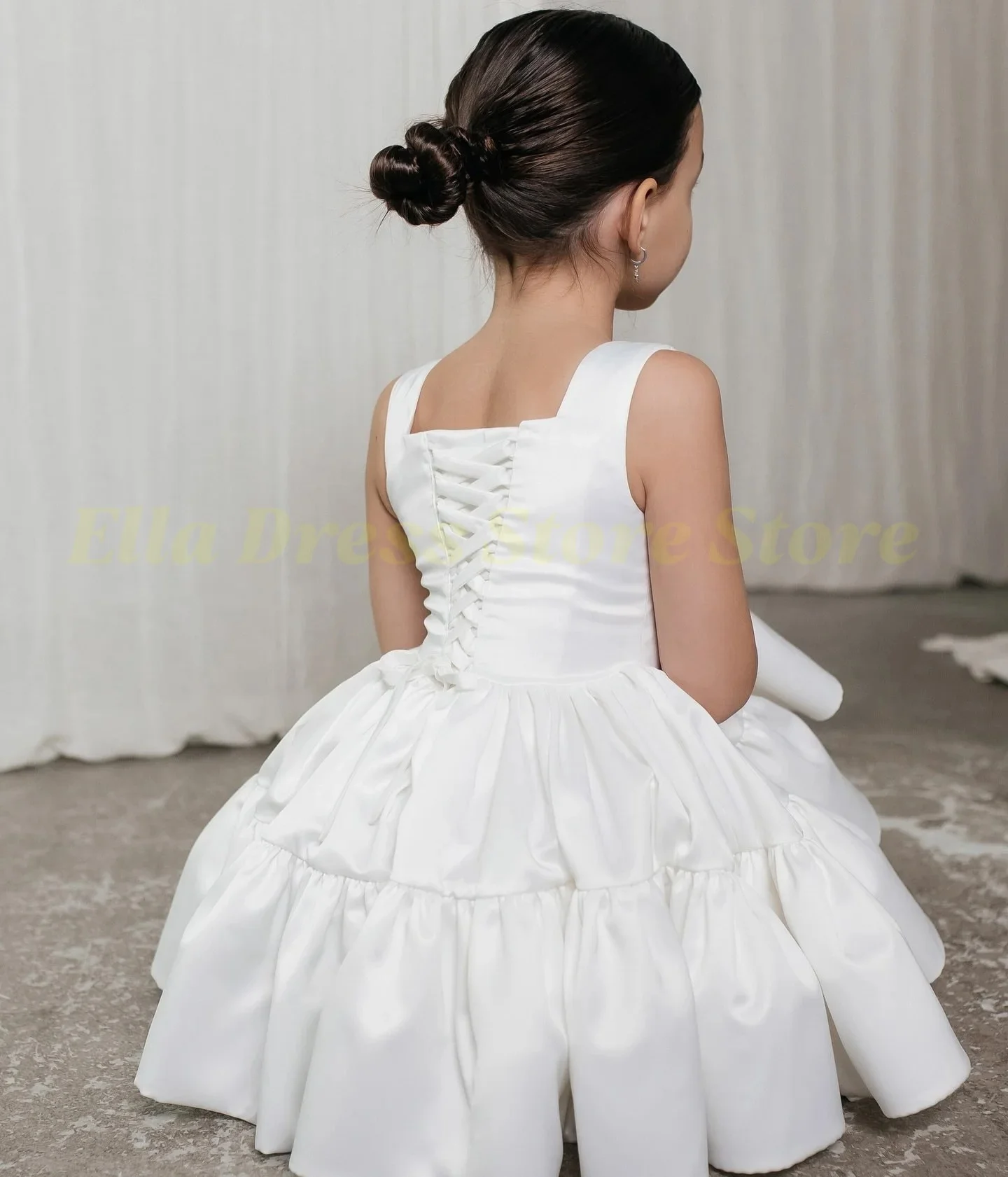 Großhandel Maßgeschneidertes Satin-Blumenmädchenkleid Elfenbeinfarbenes Hochzeitskleid für Kleine Mädchen Mini-Kleinkind-Festkleid Quadratische Kommunionkleider – Detail 3