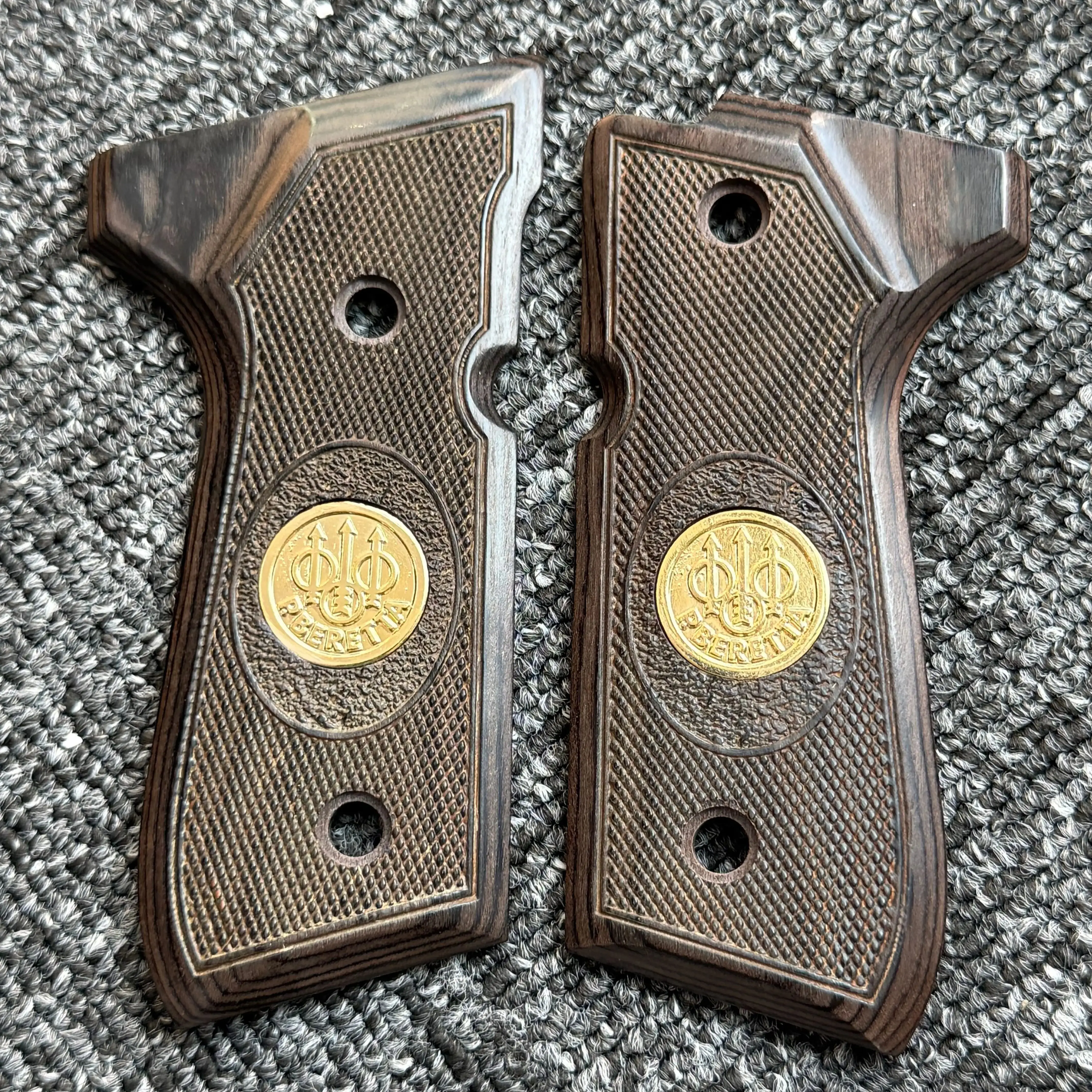 CTG Custom Grips voor Beretta 92 FS, walnootkleurig hout, diamantpatroon met gouden medaillon, zwarte houtstructuur, past op 92, 96, M9