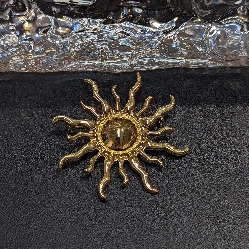 

Уникальные маленькие серьги с дизайном в виде солнца, высококачественные металлические серьги в минималистском стиле, брошь, комплект аксессуаров для костюма и пальто.