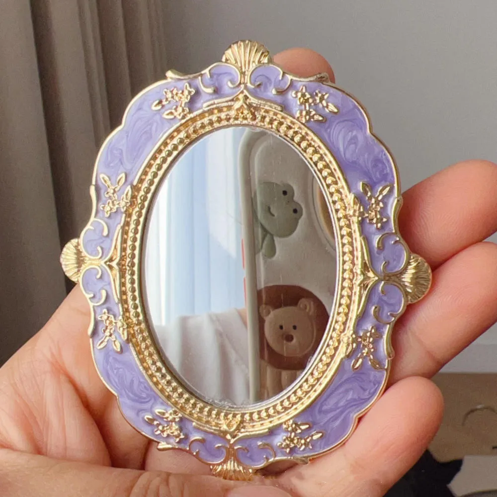Specchio a mano in rilievo dorato Specchio per trucco europeo retrò Specchio portatile per la casa creativa Decorazione semplice Specchio in stile Grand imperiale