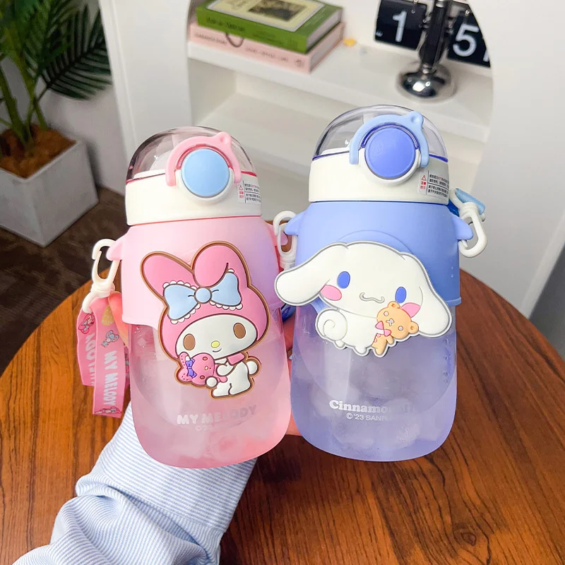 

690ml Sanrio Large Capacity Water Bottle Cinnamoroll Kuromi My Melody Outdoor Sports Fitness Portable Crossbody Straw Water Cup