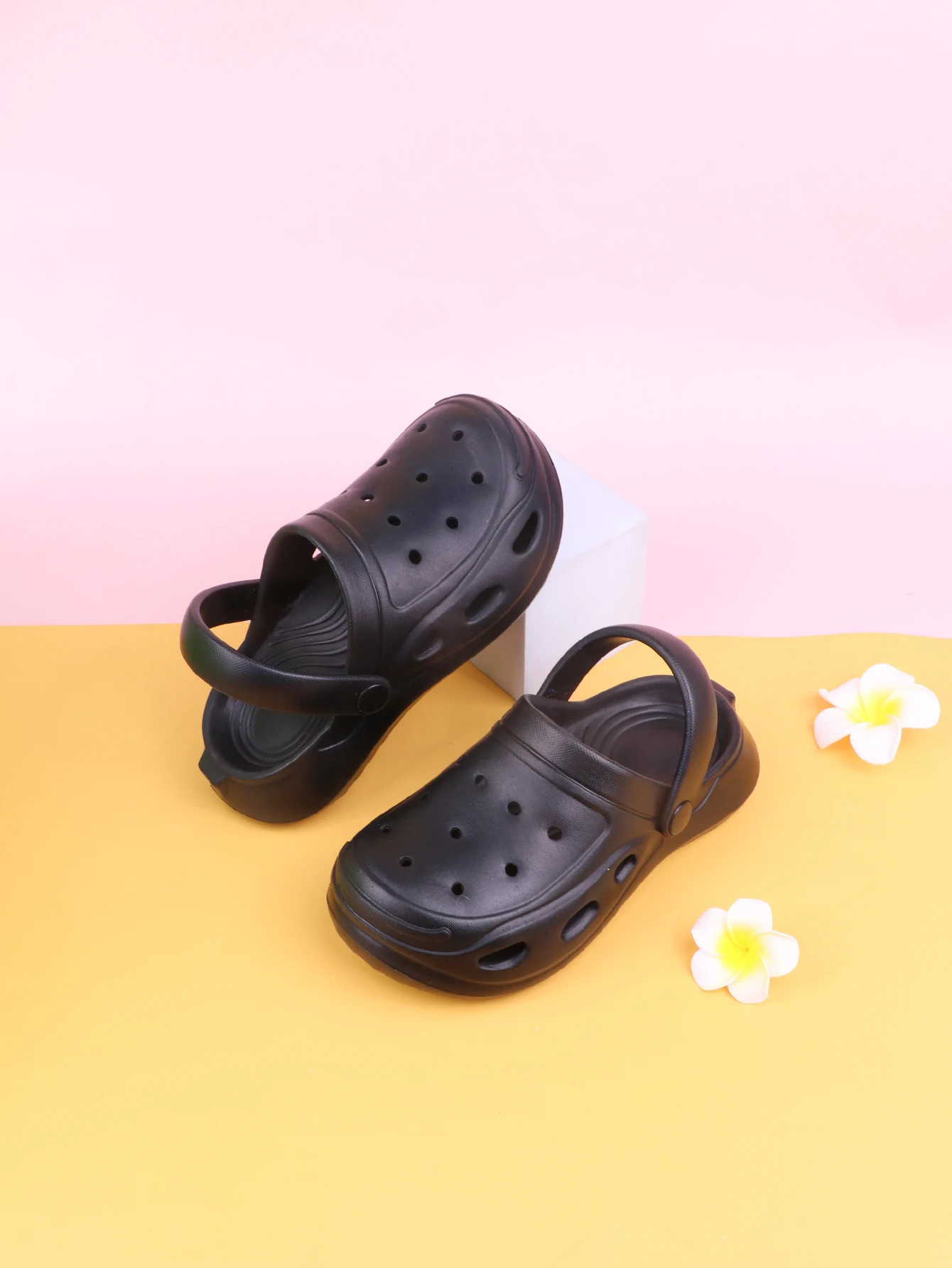 Pair of black kidsren\'s sandals for summer indoor use non-slip girls boys and girls hole shoes fashionable beach shoes baby baby bathing Baotou