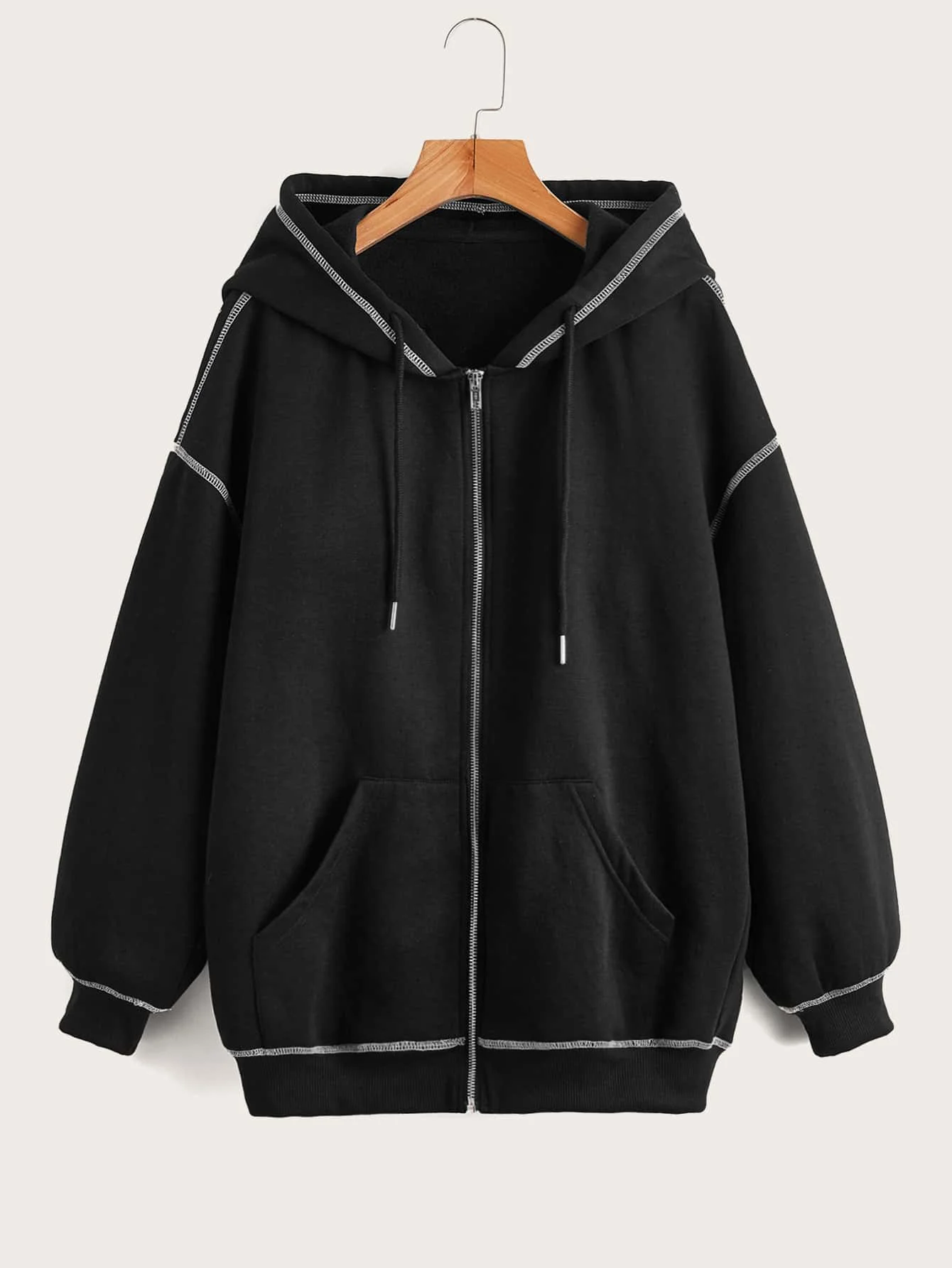 

Черная толстовка оверсайз на молнии с контрастной отстрочкой и капюшоном на шнурке
