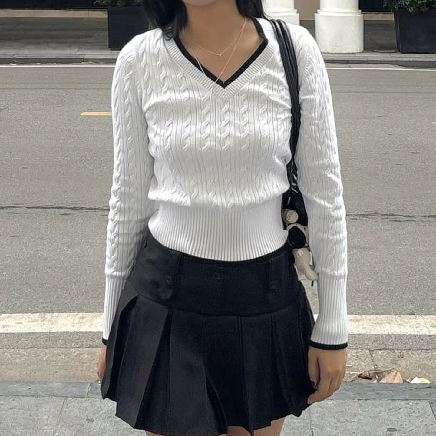 Sweter z dzianiny w kontrastowych kolorach, wzór w warkocze, dekolt w serek, jesień, moda damska, sweter premium, produkcja chińska.