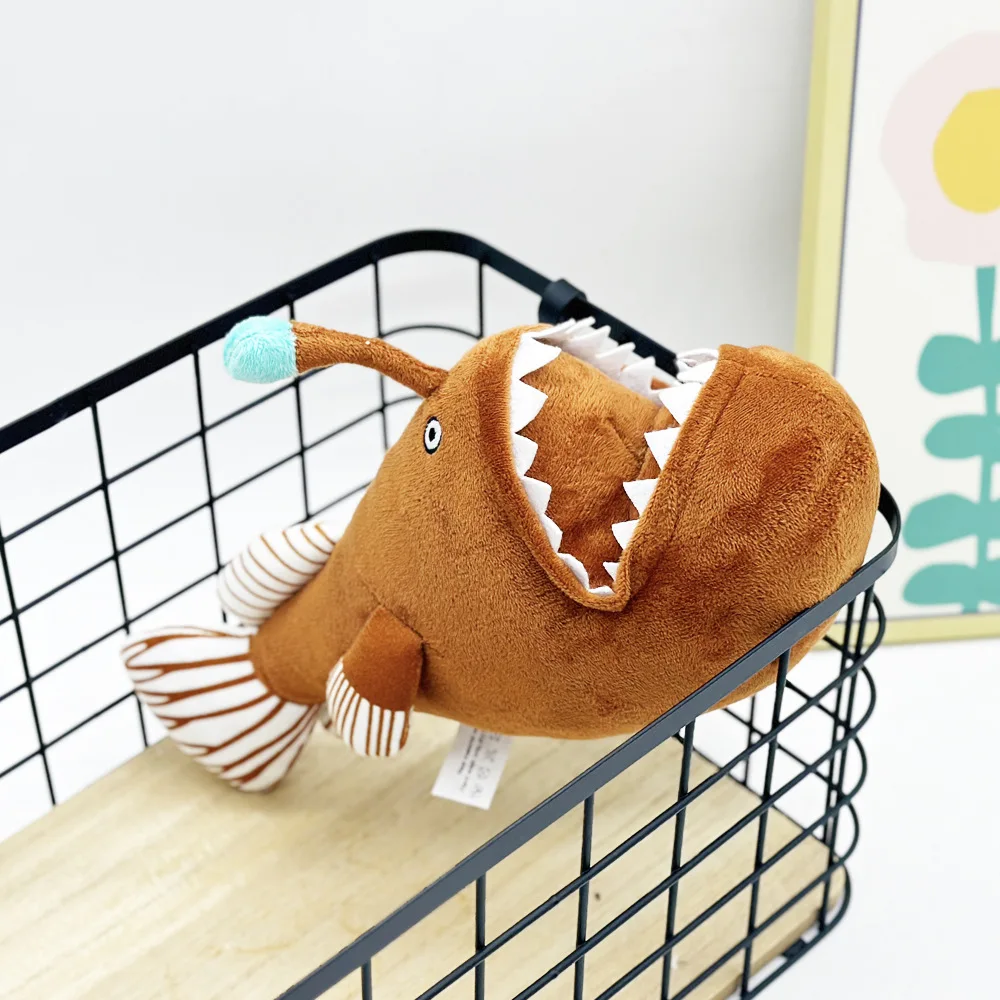 Nouveau produit de 19cm Melanocetus johnsonii diable poisson lanterne poisson en peluche animal en peluche peluche boîte aveugle cadeau d'anniversaire