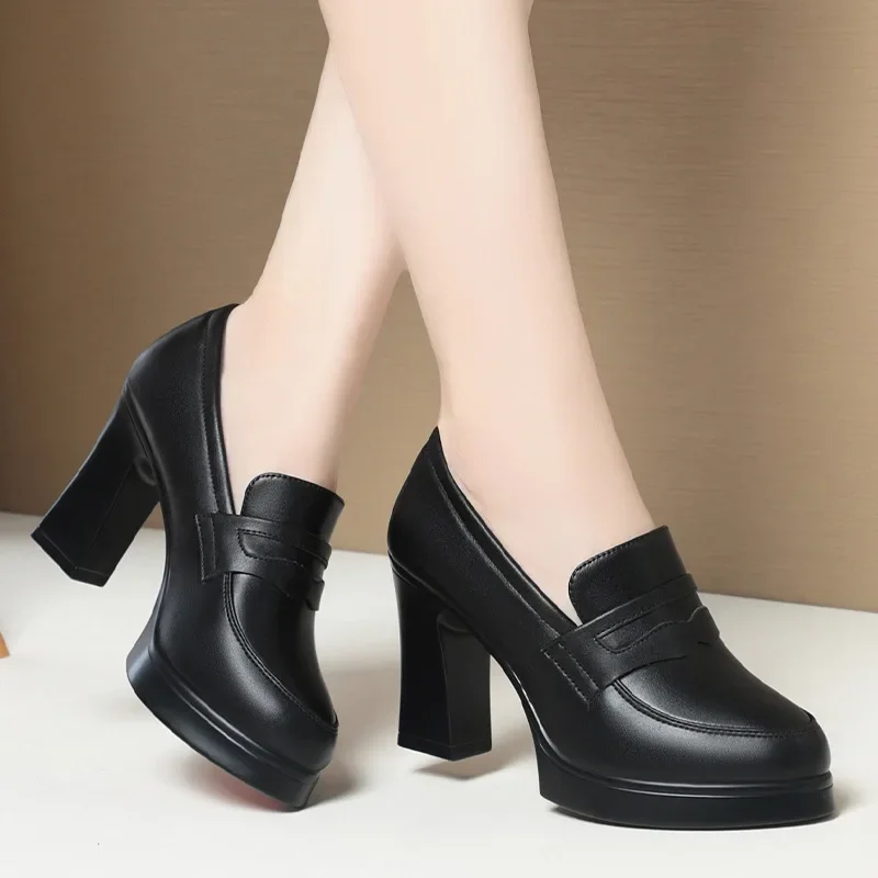 High Heels für Frauen 2025, Frühling, Slip-on, spitze Zehen, Plateau-Absätze, klobige Slipper, Damen, schwarzes PU-Leder, Uniform, College-Schuhe