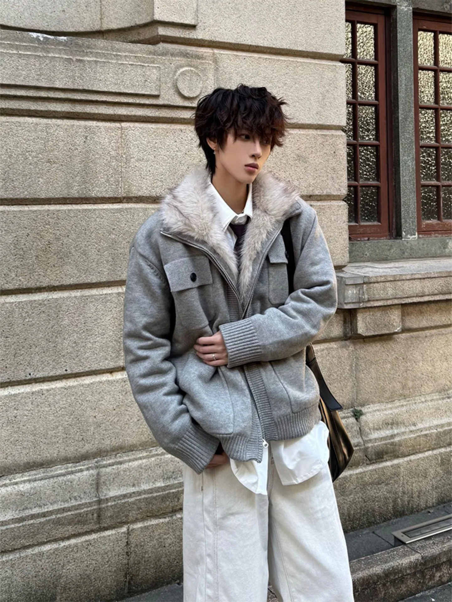 

Мужская утепленная зимняя вязаная хлопковая куртка с меховым воротником, приталенного кроя, с длинными рукавами, на молнии, с круглым низом, теплая.