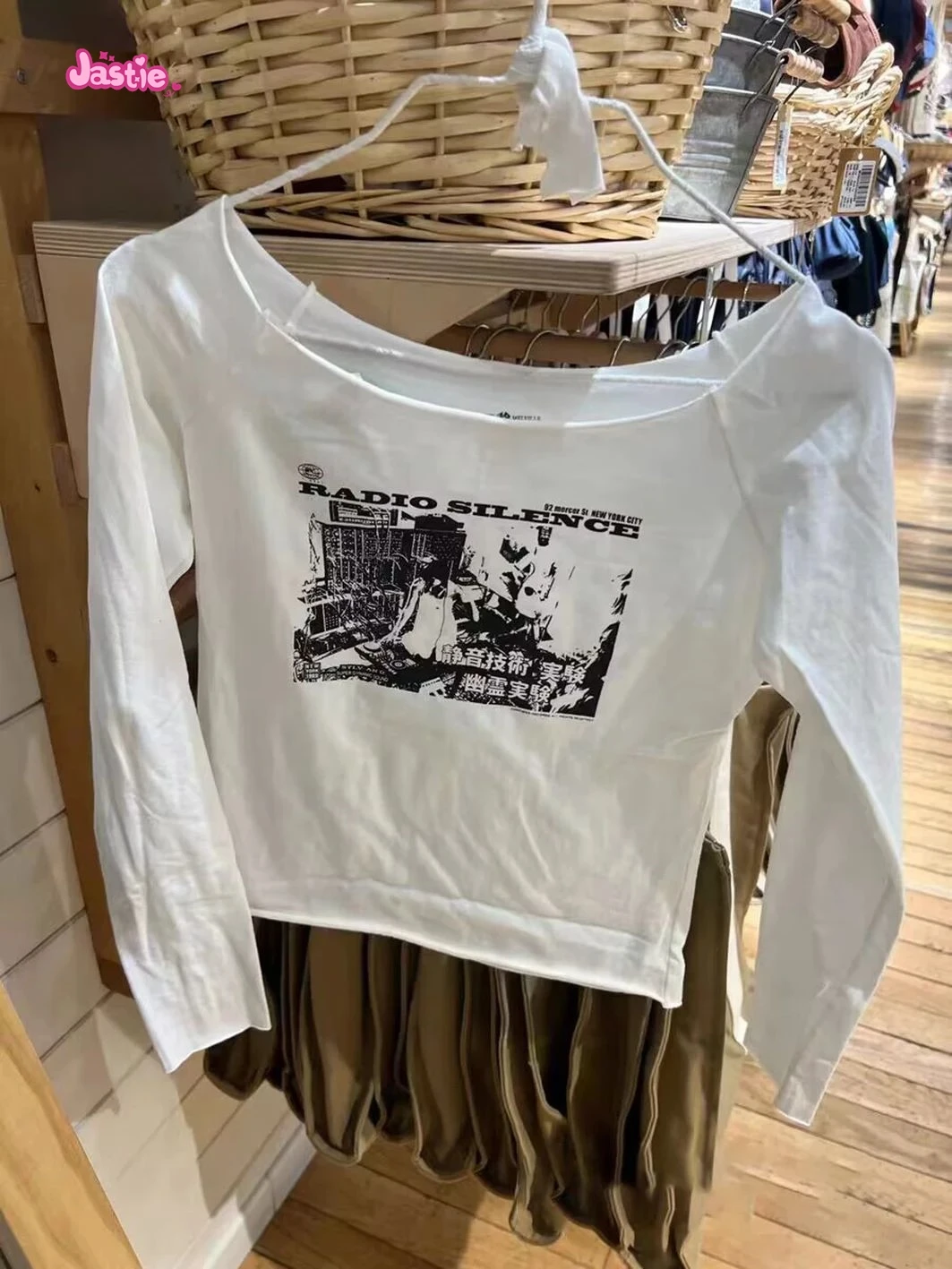 

Scoop Neck Slim Cotton Tee Top Cartoon Print Raw Hem Long Sleeve T-shirt Woman Casual Vintage Sweet Streetwear Y2k Crop Tops