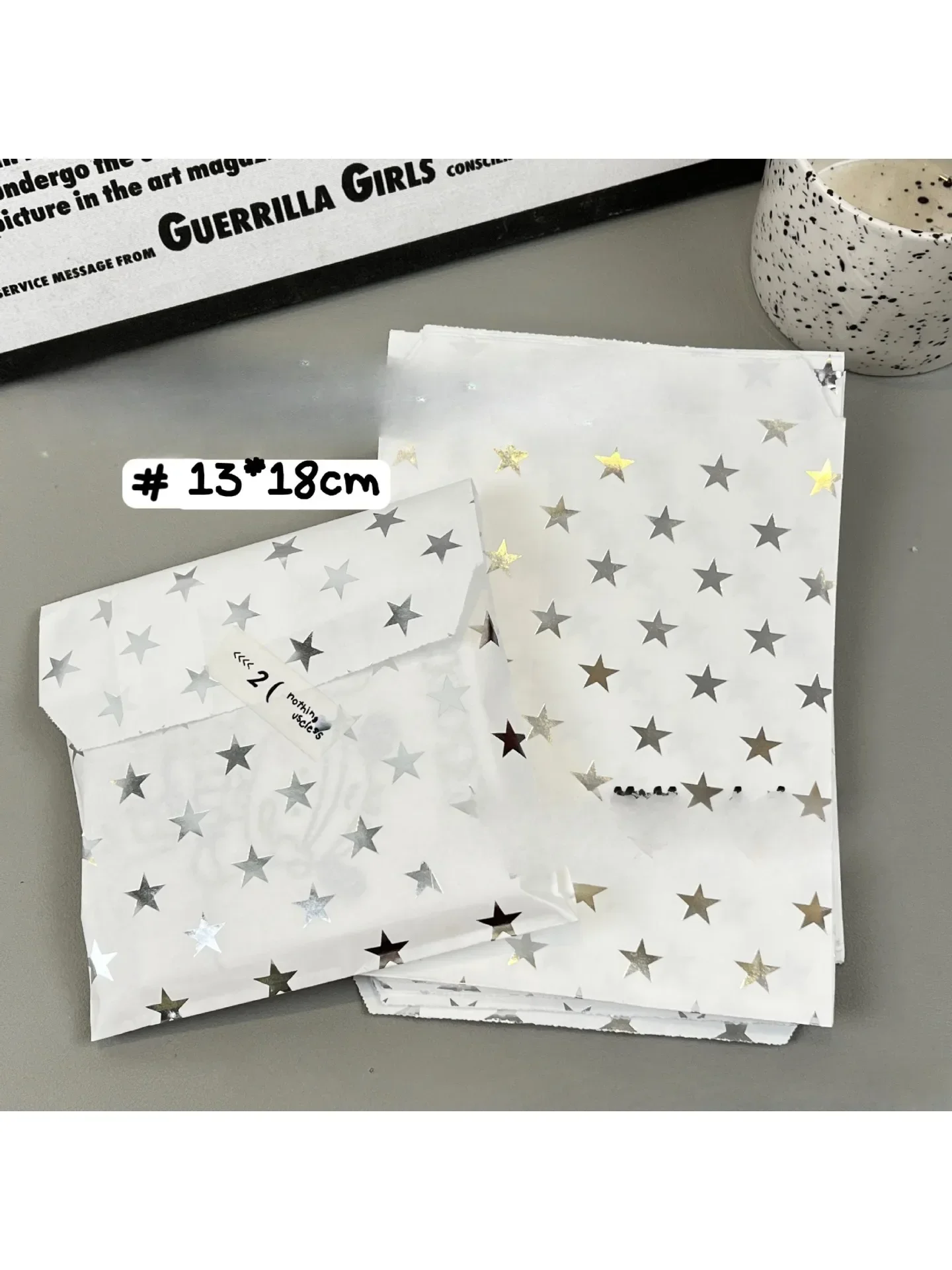 20 SZTUK papierowych torebek ze srebrnymi gwiazdami o wymiarach 13x18 cm – eleganckie i wszechstronne opakowanie na prezenty na wesela, przyjęcia i specjalne okazje — zdjęcie produktu 7