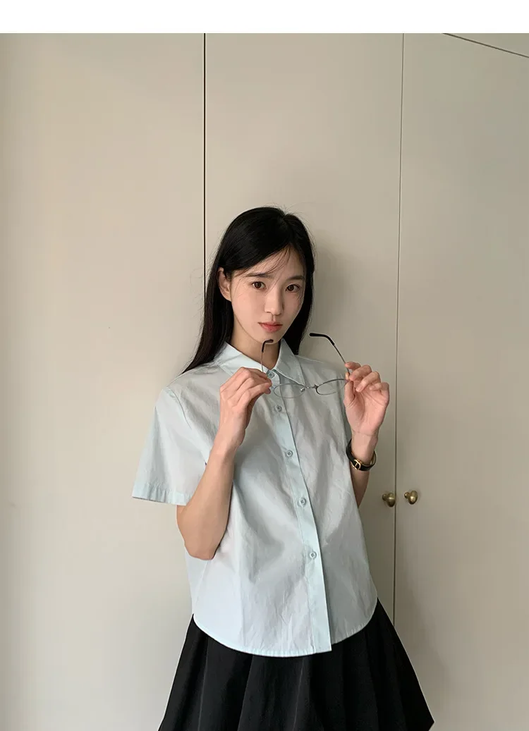 

Весна 2025: однобортная однобортная однотонная рубашка с короткими рукавами с маленькими лацканами 2470