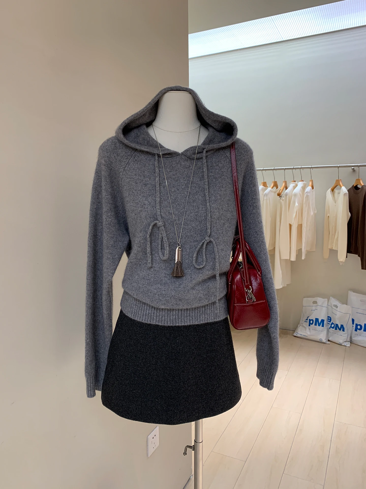 

Hooded 100% pure cashmere sweater women's thick knit hoodie loose lazy sweater with bottoming shirt in autumn and winter.
