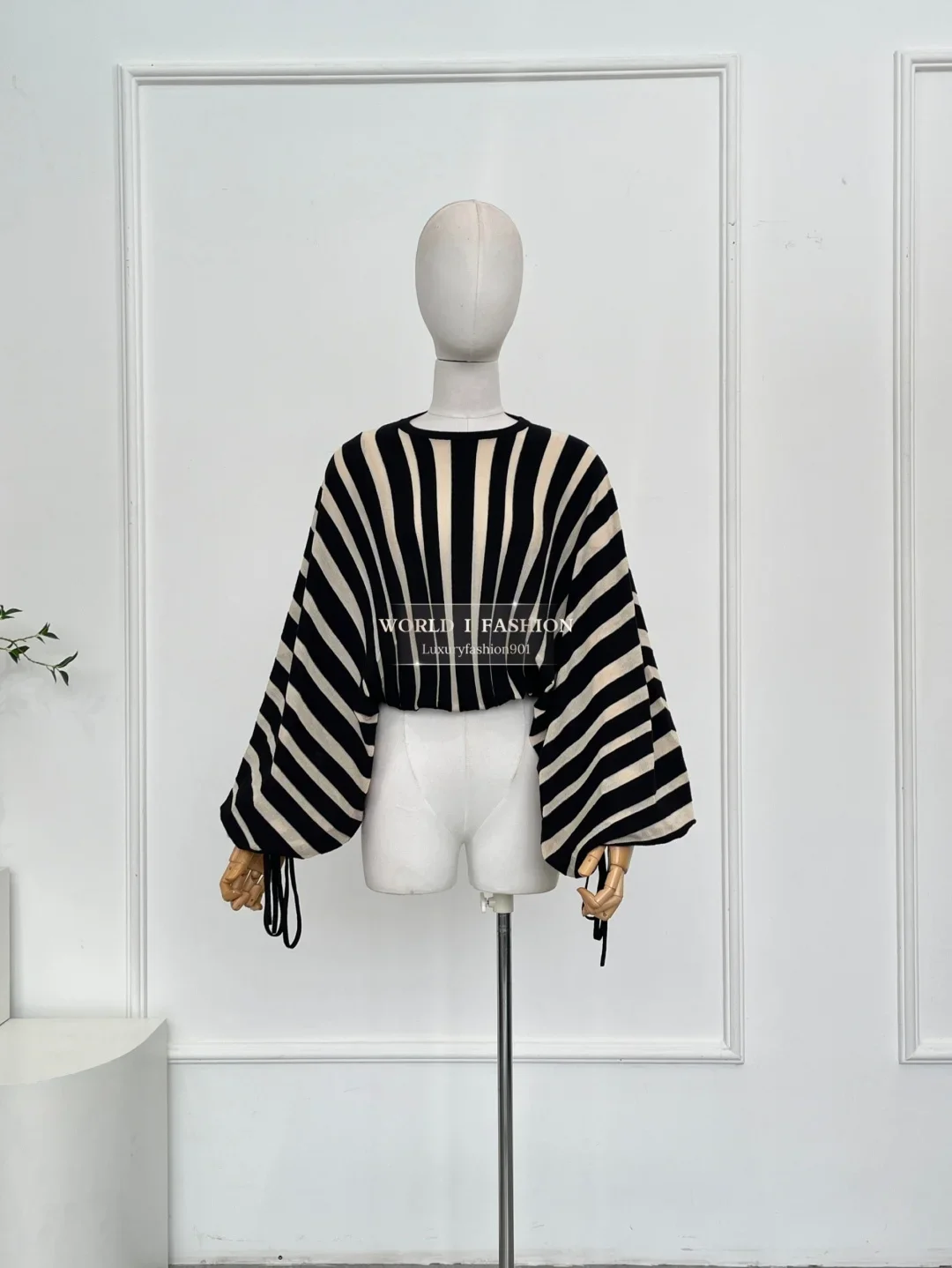 بلوزة نسائية بأكمام طويلة ومطبوعة مخططة باللون الأسود والأحمر والأبيض بتصميم جديد 2025 #4