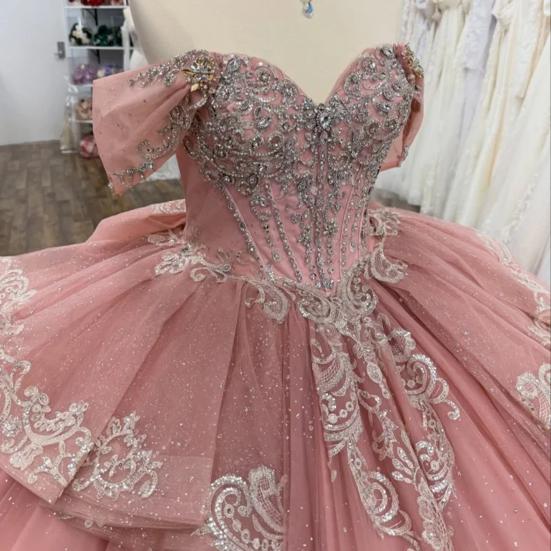 

Блестящие розовые платья для квинсеаньеры с открытыми плечами, с блестками и кристаллами, многослойные, с длинным шлейфом и бантом, Vestido de 15 Quinceanera, на заказ