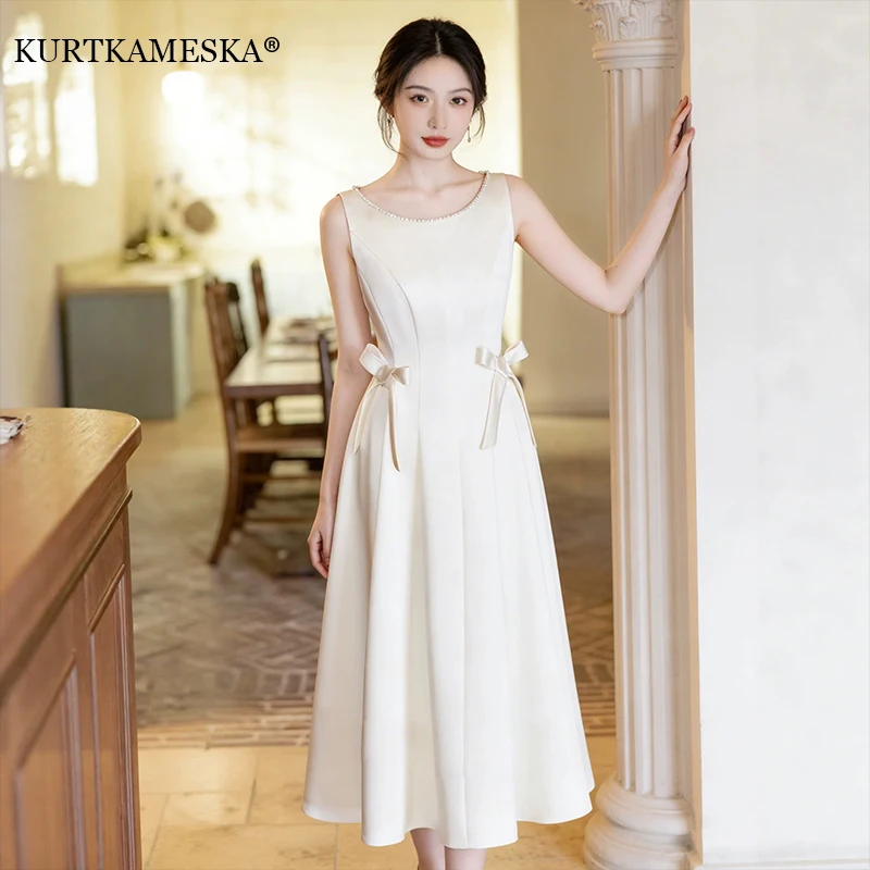 vestido-de-novia-de-saten-sin-mangas-con-cuello-redondo-y-perlas-con-lazos-decorativos-en-ambos-lados-estilo-linea-a-minimalista-de-longitud-media-para-fiesta-nupcial