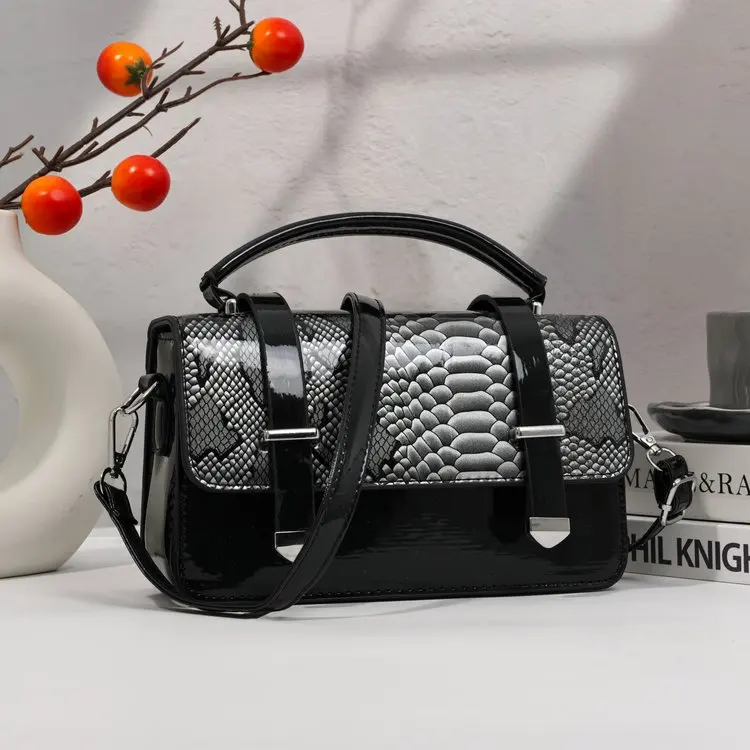 

Новая ретро-сумка-мессенджер 2026 года для женщин: кожаная, с принтом под змею, пэчворк, металлическая пряжка, универсальная, на плечо и через плечо