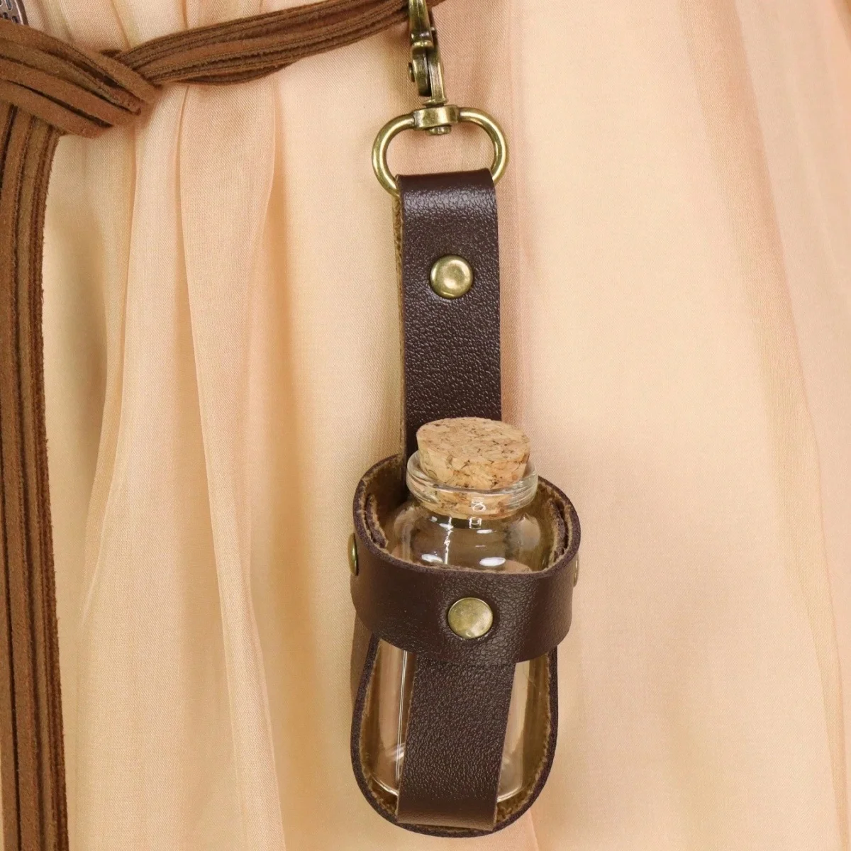 Mittelalterlicher PU-Leder Zaubertrankflaschenhalter mit Glasflaschen, Flaschen mit Stopfen zum Aufhängen am Gürtel, Ideal für LARP, Renaissance – Detail 6