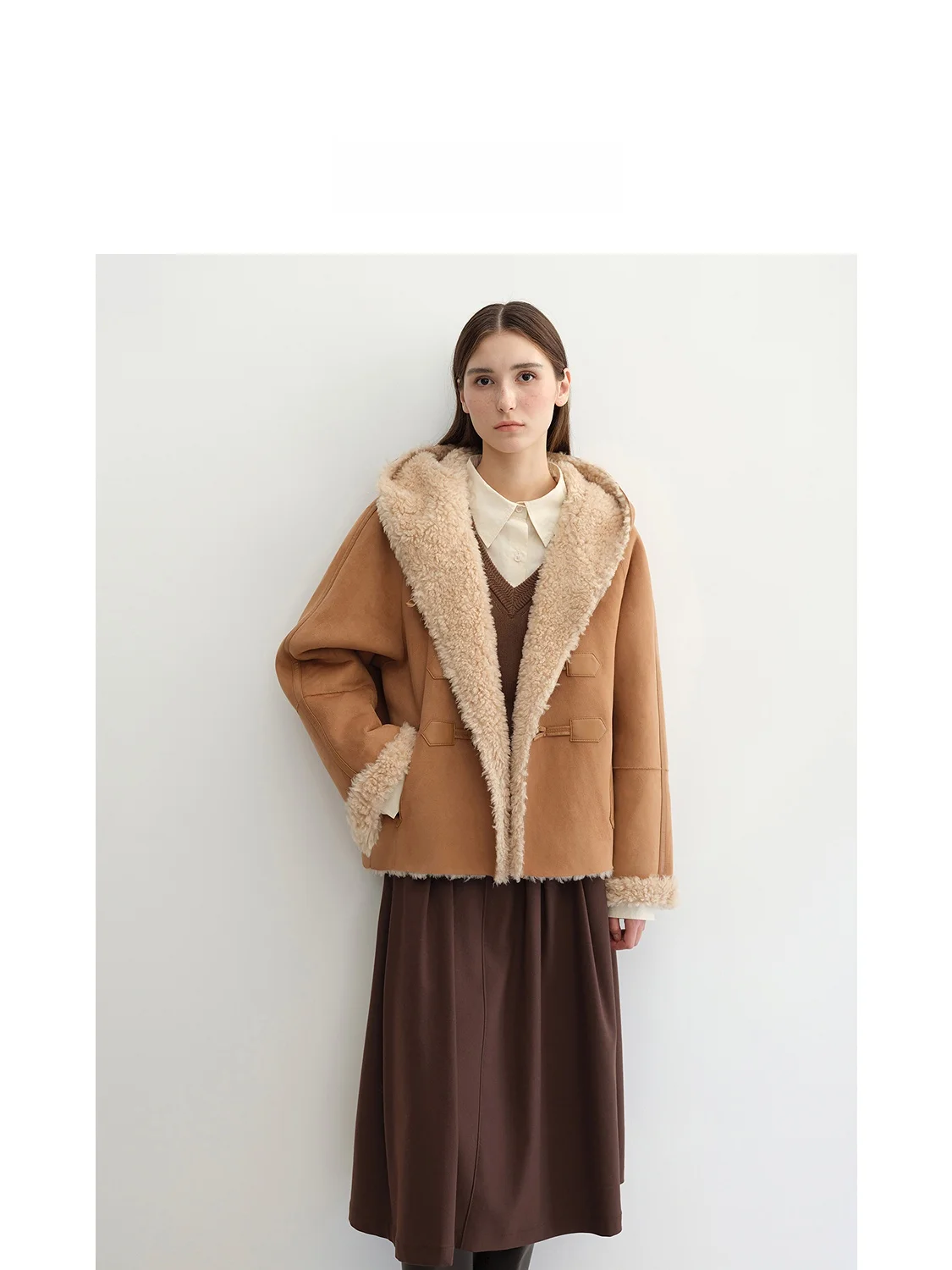 معطف صوف فرو قابل للارتداء على الوجهين من LeTrans مع أزرار قرنية وغطاء رأس، تصميم كلاسيكي أنيق ودافئ للنساء الشابات