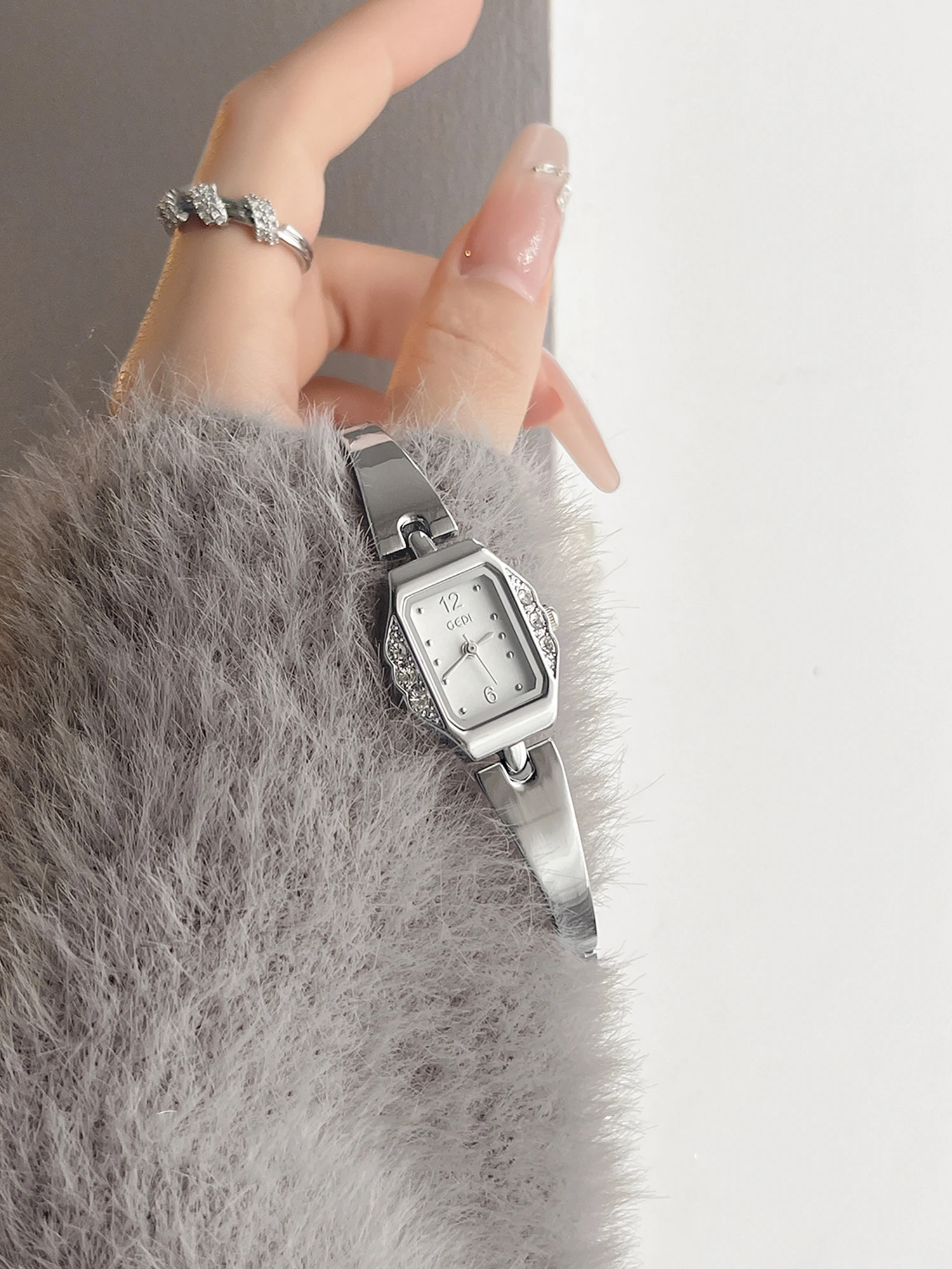 GEDI Premium Minimalist Square Bracelet Watch for Women Sleek Quartz Timepiece with High-End Aesthetic Perfect Gift
