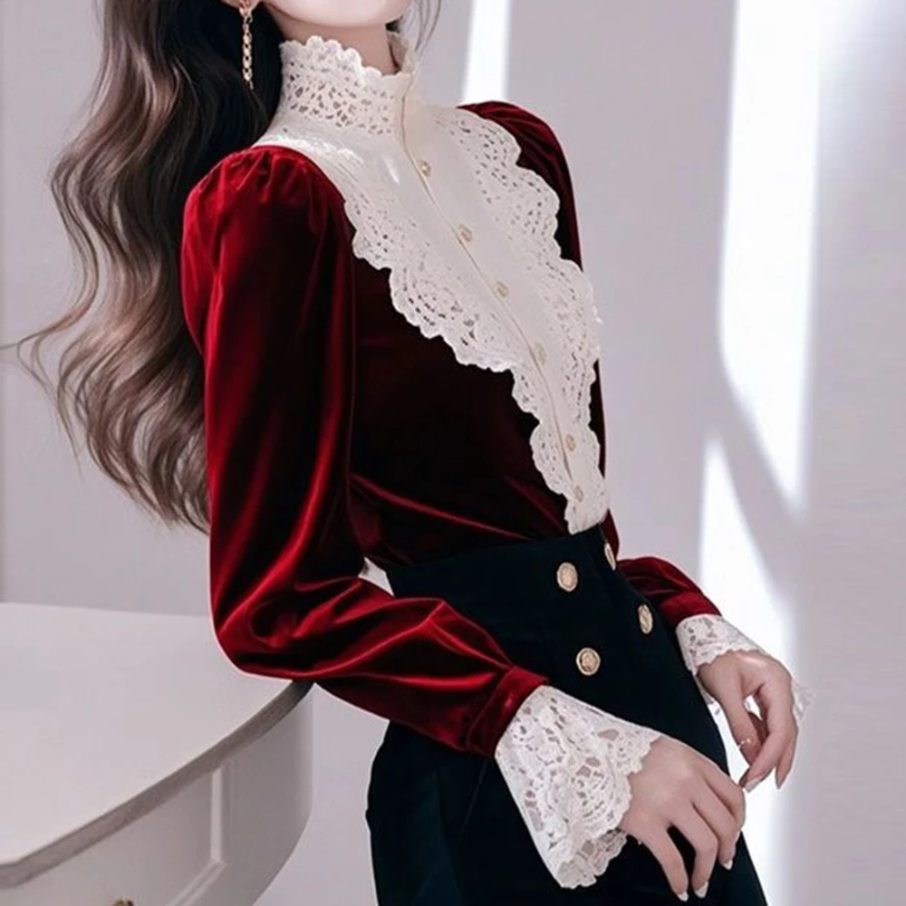 Unieke blauwe fluwelen top dames 2025, lente buitenlandse stijl, slanke afslankende kanten stiksels, binnenbasislaag