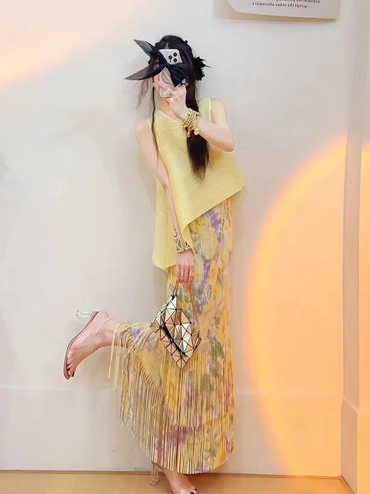 

Летний повседневный комплект из двух предметов: топ без рукавов с бахромой и длинная юбка. Дышащий полиэстер, круглый вырез, короткий рукав. Женский.