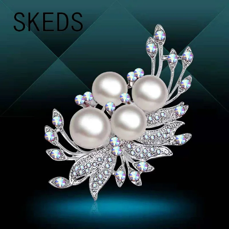 SKEDS Damen Elegante Blumen-Perlen-Kristall-Brosche Modische Exquisite Hochwertige Klassische Koreanische Stil Anstecknadel Schmuck