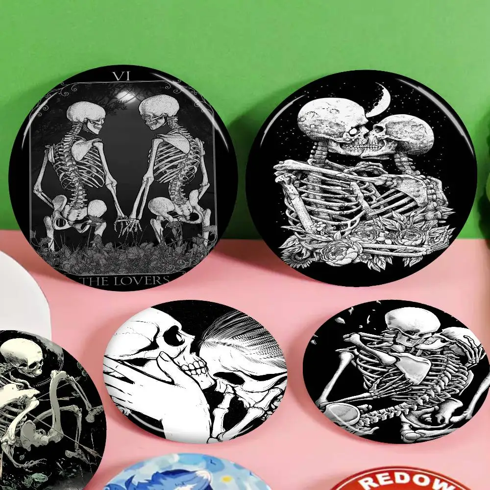 

Simple Skull Love Retro Round Button Pins Slogan Creative Brooches Backpack Clothes Decoration Fashion Cartoon Jewelry Gifts