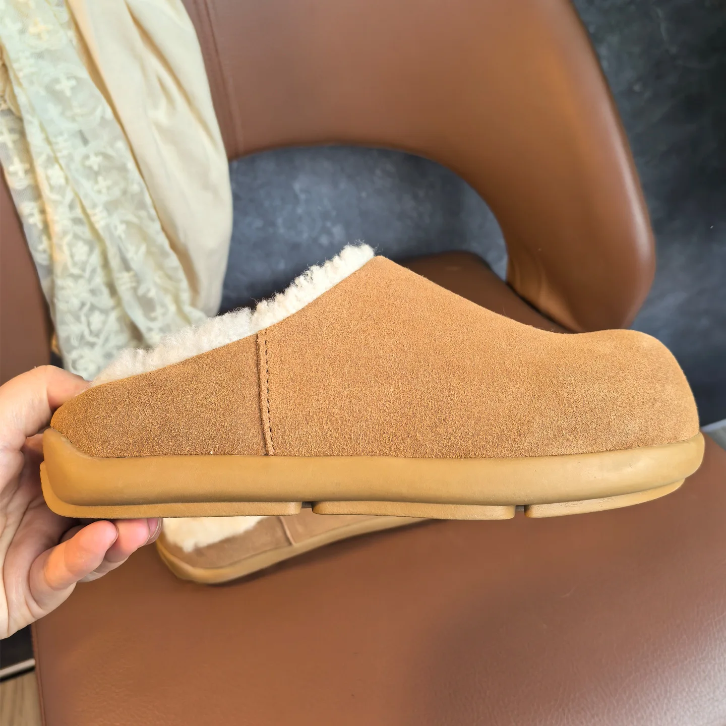 Zapatos de patatas pequeñas de lana para mujer, botas de nieve a la moda, piel, todo incluido, suela suave de cuero, terciopelo de invierno, 2025