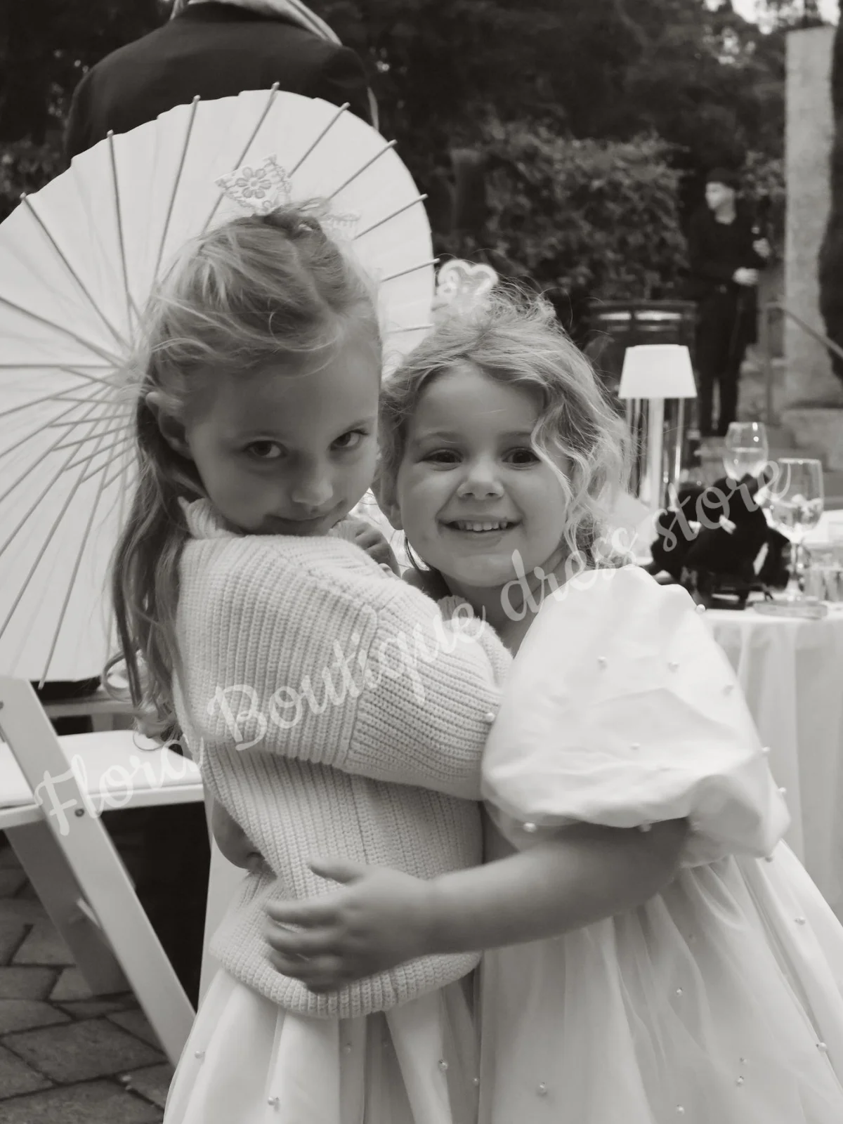 カスタマイズされたサテンパールパフスリーブベビーガールフラワーガールドレス、結婚式、ダンスパフォーマンス、ホリデーのお祝いに