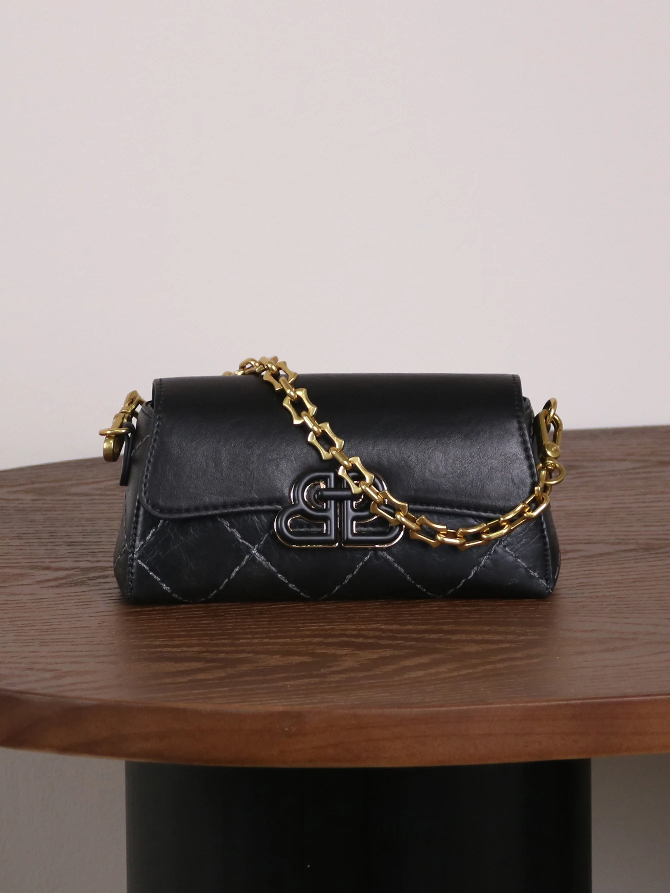 خريف/شتاء 2025 جديد خط التطريز الرجعية حقيبة يد صغيرة فاخرة موضة سلسلة حقيبة مزاجه الغريبة بوسطن وسادة صغيرة كوم