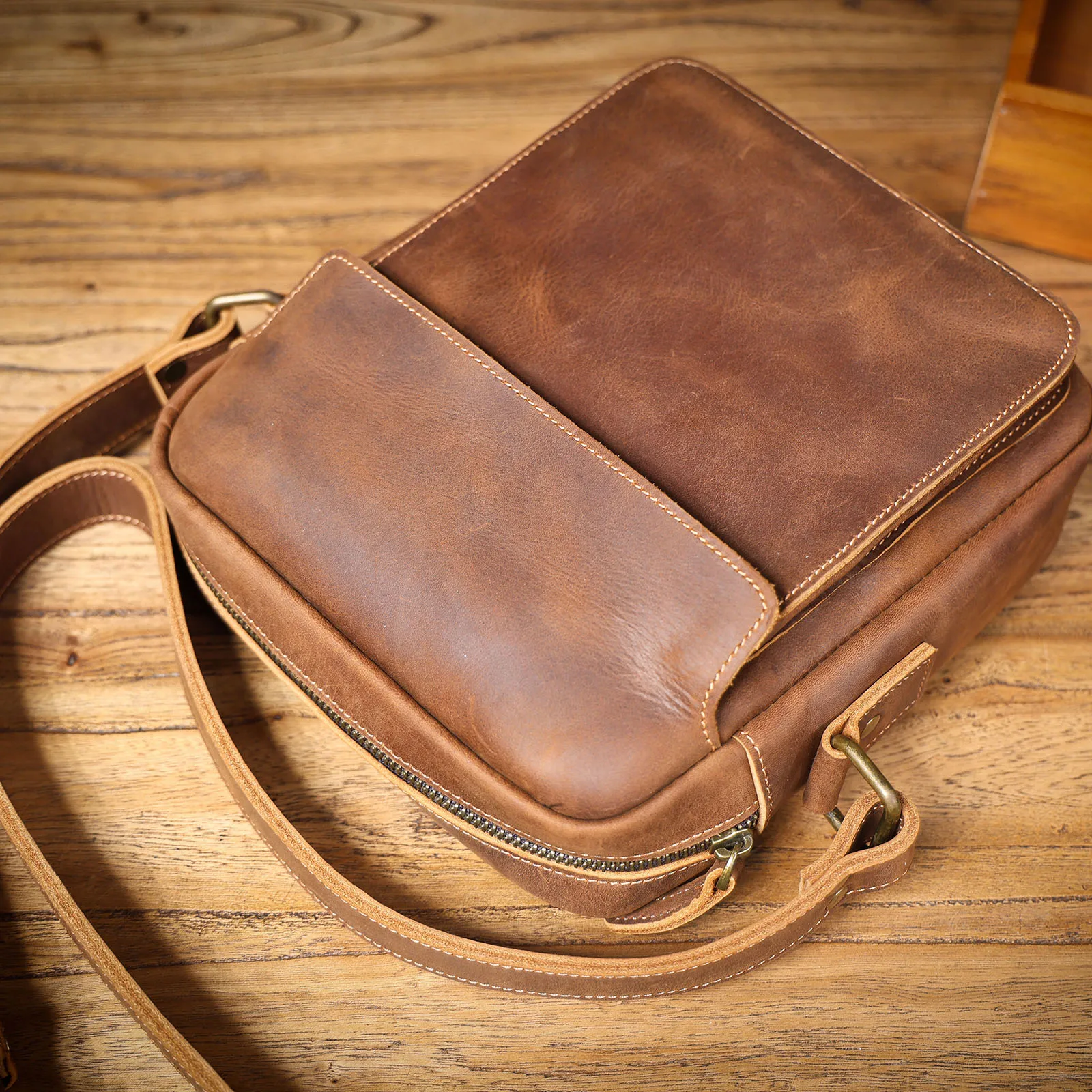 S.WORKER Vollnarbenleder Herren-Umhängetasche Vintage Crossbody Sling Bag für Männer – Detail 24