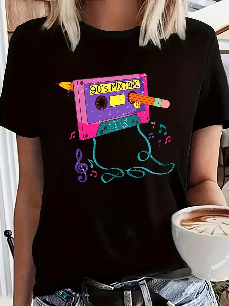 تي شيرت نسائي بشريط كاسيت ريترو من التسعينيات وقلم رصاص جرافيك كبير الحجم أسود بياقة دائرية وأكمام قصيرة، تي شيرت صيفي كاجوال مقاس كبير