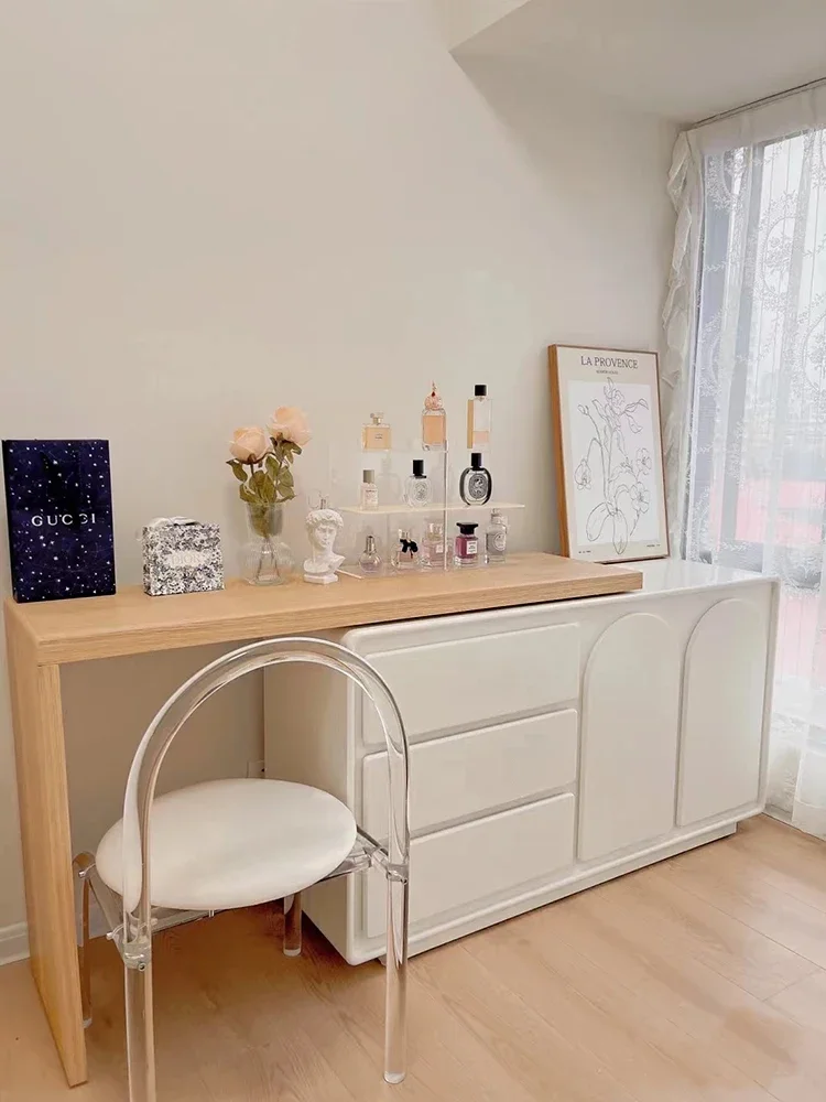 

Встроенные французские туалетные столики и шкафы.