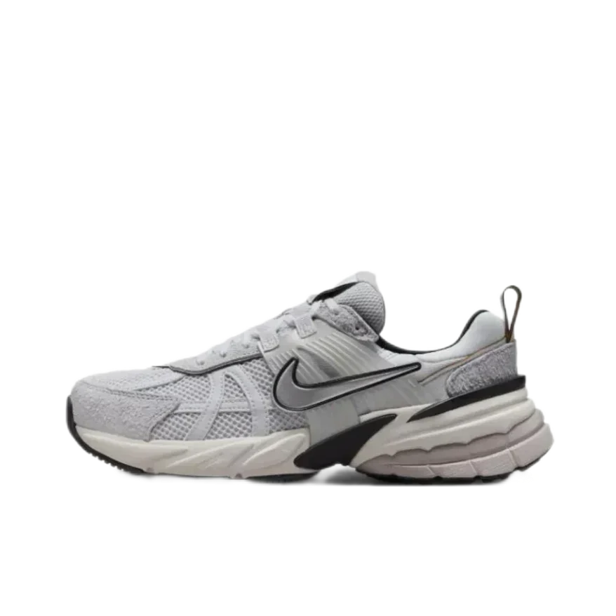 حذاء الجري Nike V2K Run Low Fashion Retro حذاء رياضي خفيف الوزن وجيد التهوية باللون الرمادي والأسود والأبيض