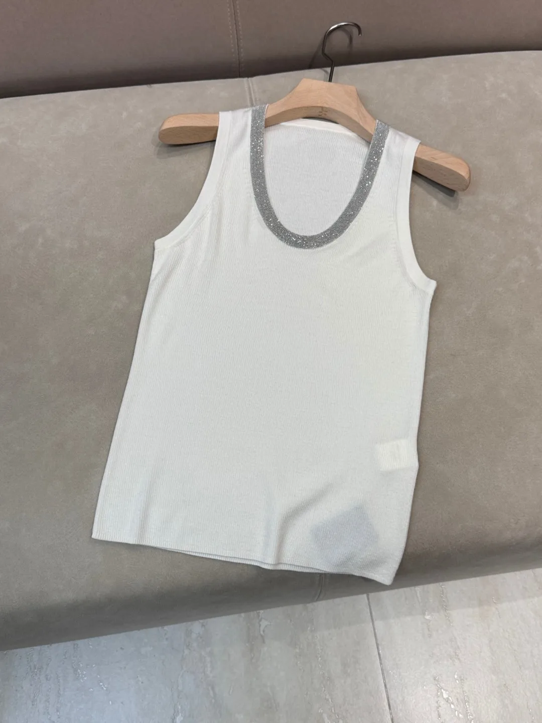 Top senza maniche in lana di seta con rifiniture a catena di perle tinta unita casual primaverile