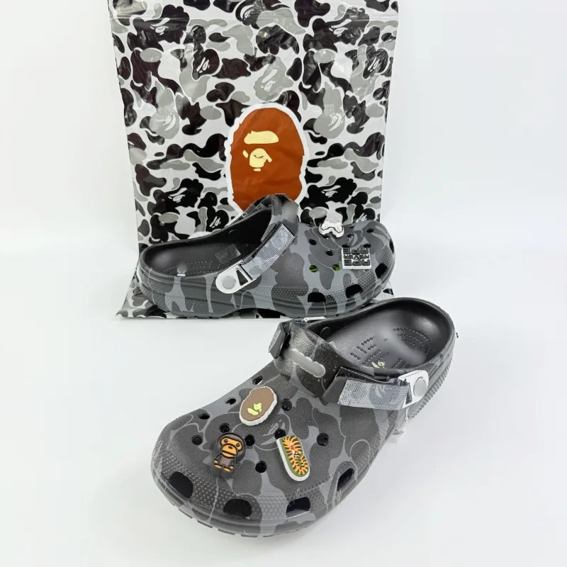 2026 Neu: Ein Paar Sandalen im Camouflage-Stil für Paare, geeignet für rutschfeste Outdoor-Strandsandalen, Co-Branded perforierte Schuhe