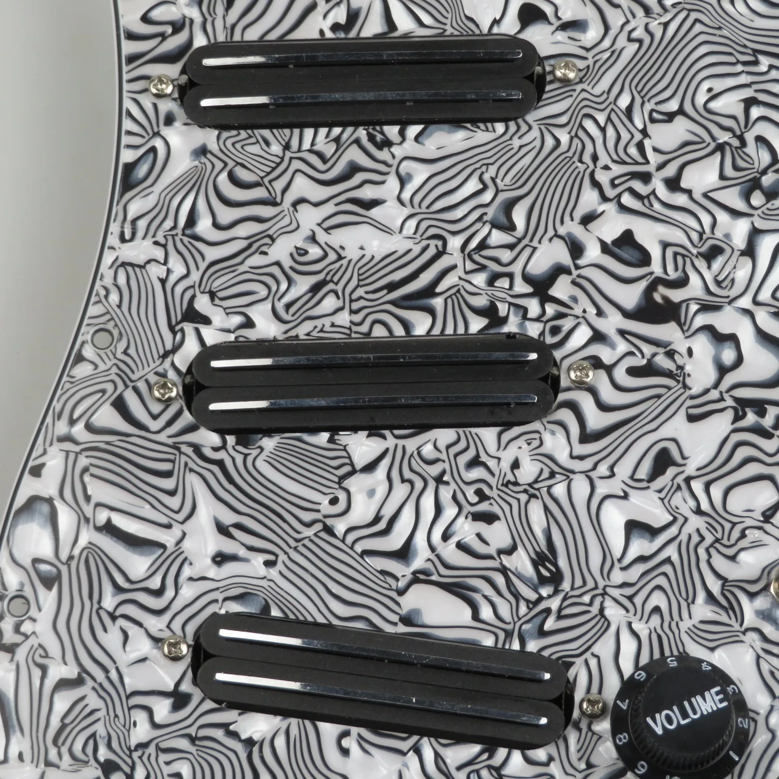 Top Selling Prewired SSS Rail Single Coil Loaded Swirl 3-Ply Pickguard With Alnico 5 Pickup for ST Str/at Guitar