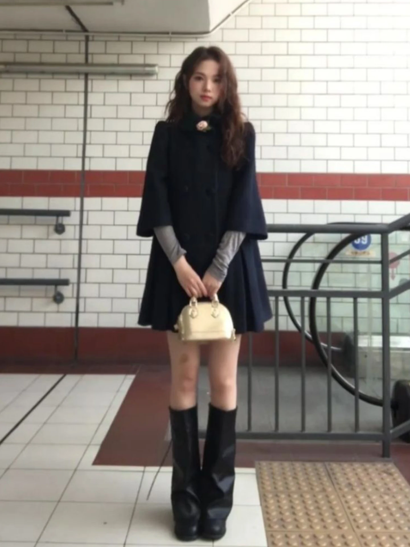 

Кобальтово-синий дизайн, шерстяное пальто средней длины со складками по краю, женское осенне-зимнее новое свободное индивидуальное шерстяное пальто