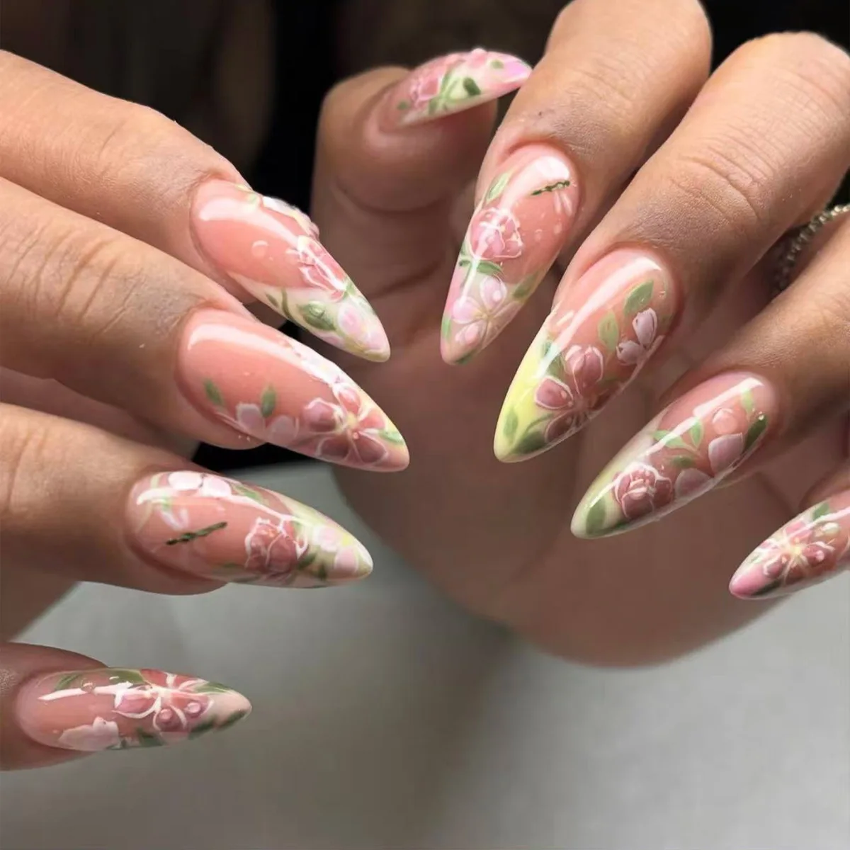24 Stück Frühlings-Süße Kunstnägel, niedliche rosa Blumen, Stern- und Perlen-Designs, Press-On-Nägel, Streifen im französischen Stil, Mandelförmige Kunstnägel