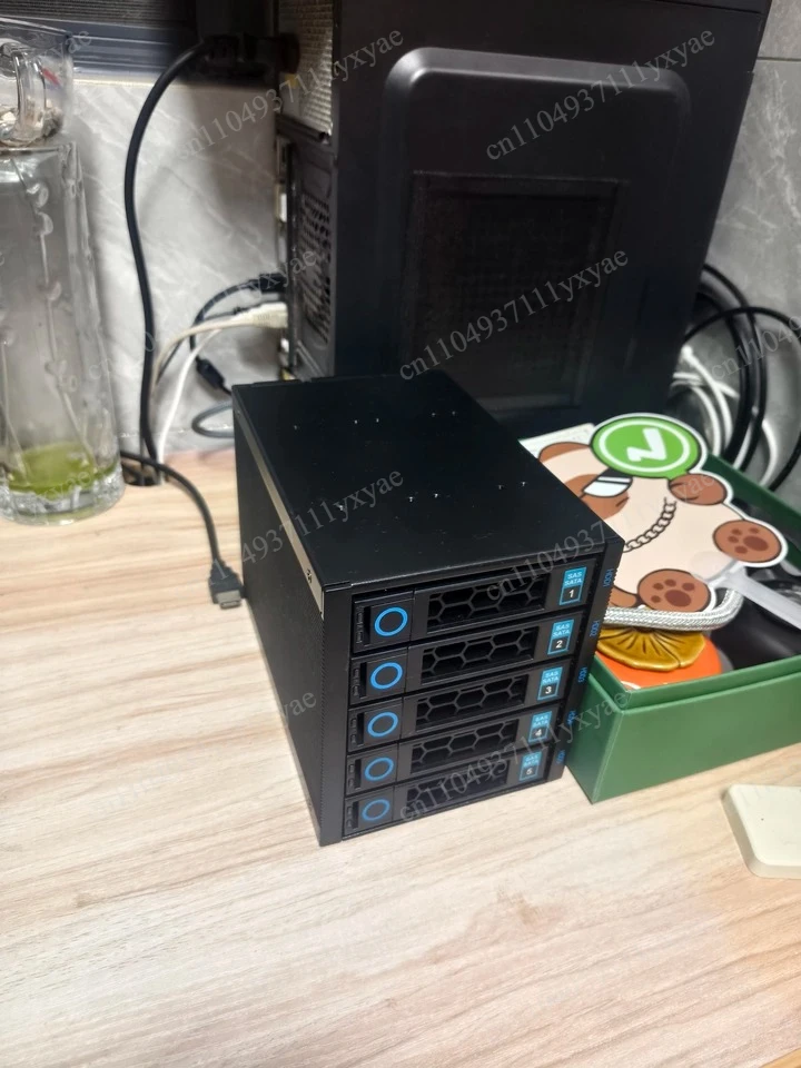 5-Bay SAS/SATA Hard Drive Docking Station - USB Type-C for 3.5/2.5