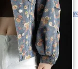 

Женская джинсовая куртка с цветочным принтом, укороченная модель 2026 года, повседневная, для миниатюрных женщин, модная осенне-весенняя верхняя одежда