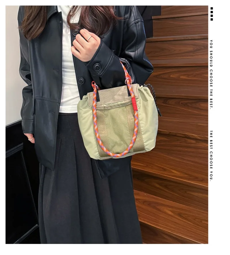 ‌ حقيبة كتف جديدة ذات سعة كبيرة لخريف 2025، حقيبة مصممة من القماش المغسول العصرية للنساء، حقيبة تخفيف يومية أنيقة وواسعة