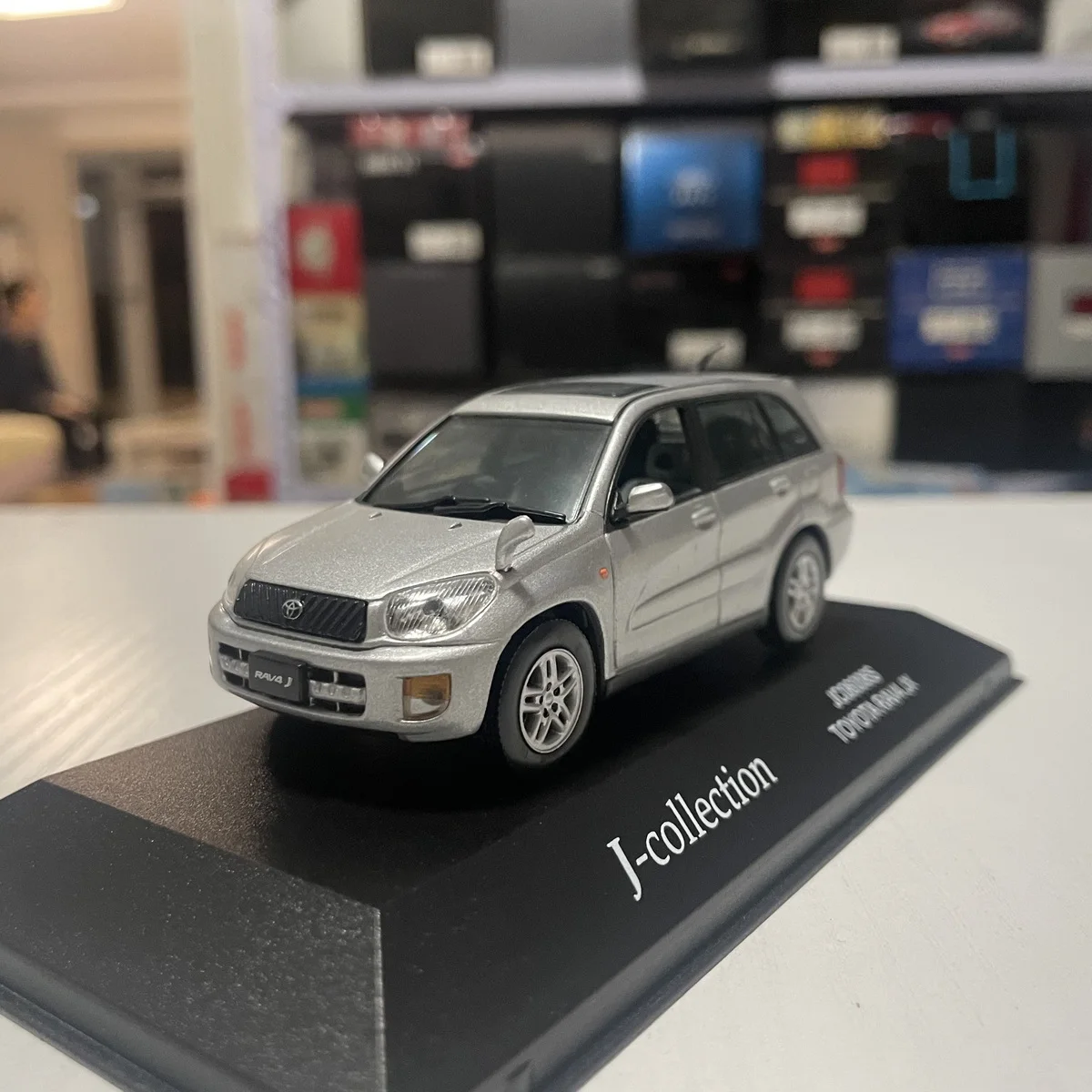 Kyosho Die-cast 1:43 Scale TOYOTA RAV4 JX 2002 Old Off-road Vehicle Simulation Alloy Car Model Fans Collection Home Decoration