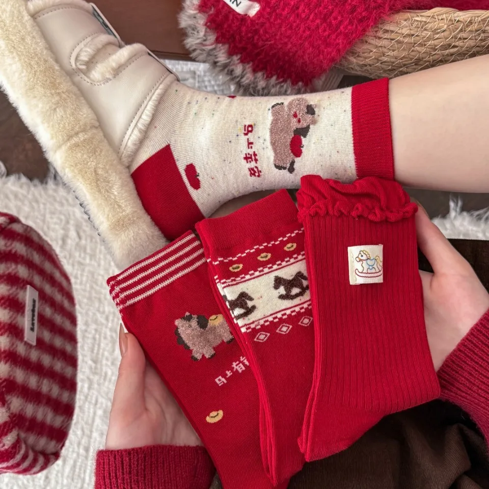 جوارب 2025 25 عامًا من الحظ السعيد في العام الجديد، نسائي من القطن الممشط الأحمر اللطيف برسوم كرتونية سنة الحصان