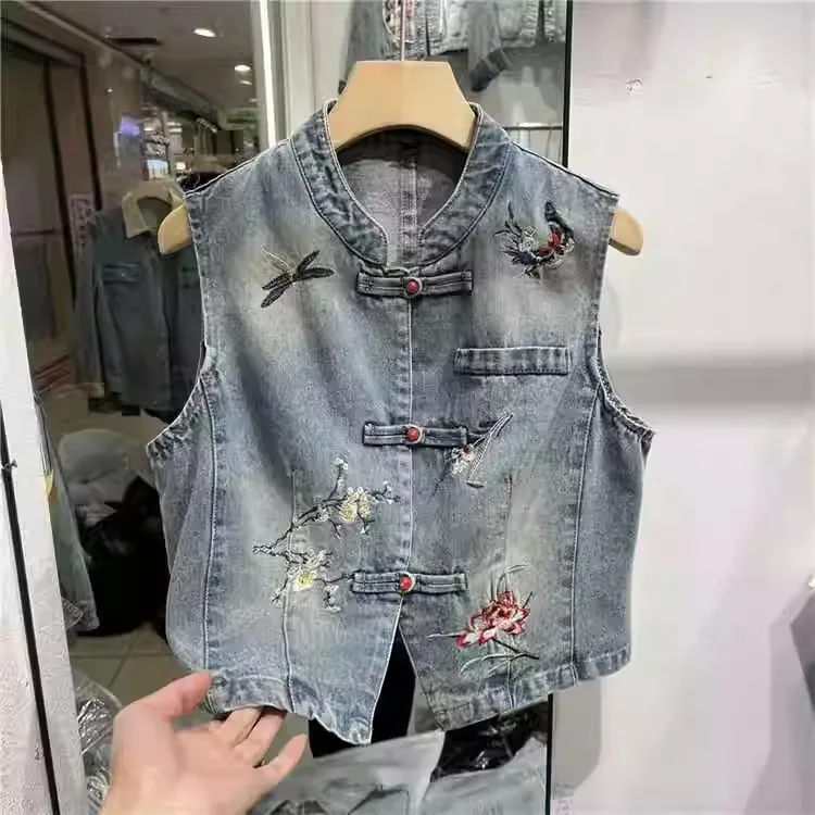 

Джинсовый жилет East-Meets-West — корейская укороченная куртка 2025 года с китайской вышивкой