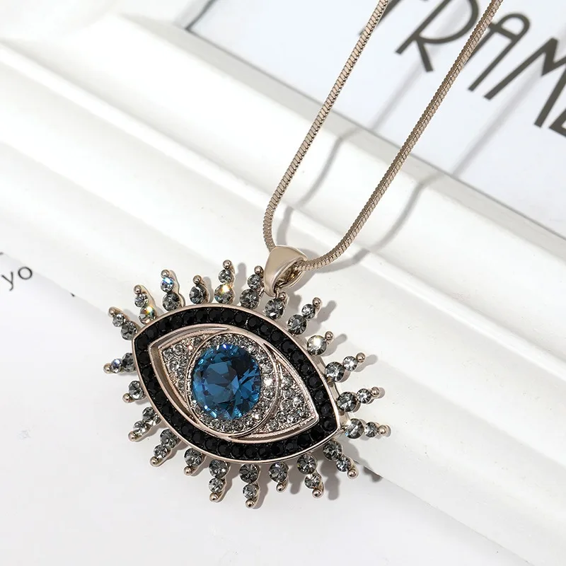 

The new simple "Devil's Eye" long necklace is a versatile necklace for women's sweaters
