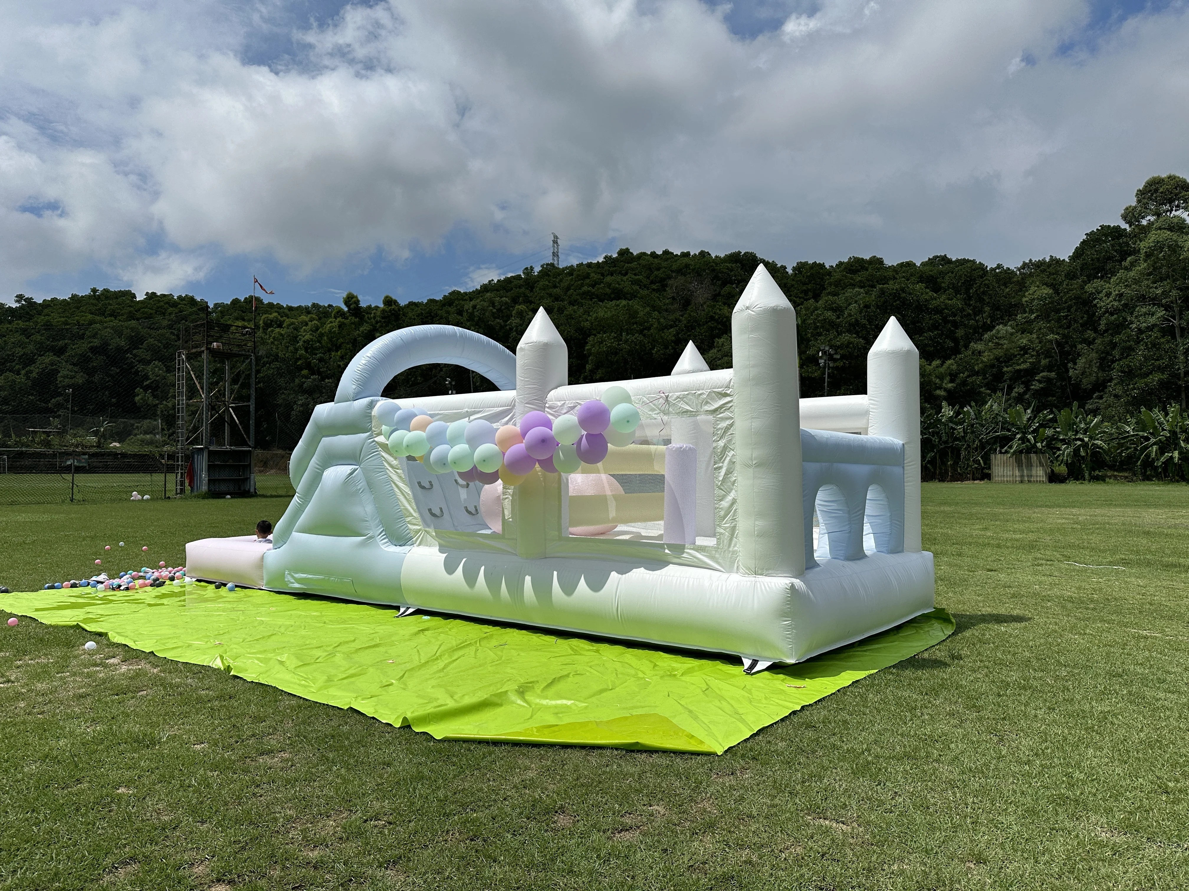 Opblaasbare Macaroon Pvc Water Sildes Ballenbad Voor Kinderen Jungle Gym Waterspeeltoestellen Met 1100W Luchtblazer